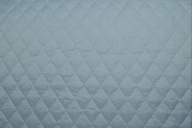 LYSEBLÅ QUILT STOF MED VATTERET BAGSIDE