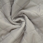 SØLVGRÅ QUILT STOF MED VATTERET BAGSIDE