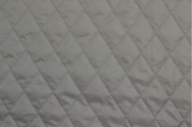 SØLVGRÅ QUILT STOF MED VATTERET BAGSIDE