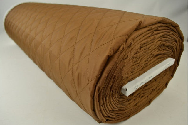 MØRK KARAMEL QUILT STOF MED VATTERET BAGSIDE