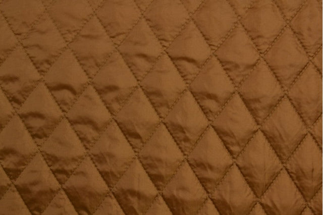 MØRK KARAMEL QUILT STOF MED VATTERET BAGSIDE