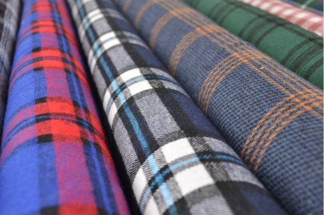 BEIGE SKOTSKTERNET FLANNEL M. SORTE OG BLÅ LINJER