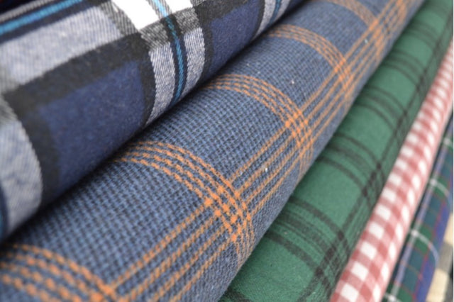 BEIGE SKOTSKTERNET FLANNEL M. SORTE OG BLÅ LINJER