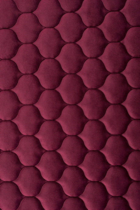 DYB BORDEAUXRØD MAGIC VELVET 3D – QUILTET VELOUR MED DRÅBEMØNSTER