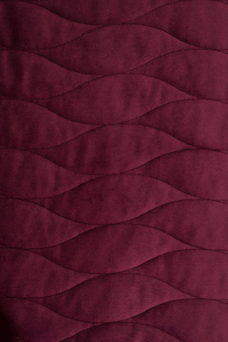 DYB BORDEAUXRØD MAGIC VELVET 3D – QUILTET VELOUR MED BØLGEMØNSTER