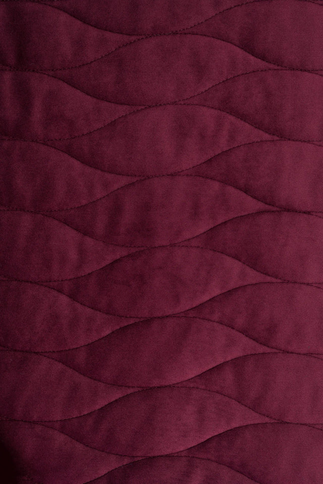 DYB BORDEAUXRØD MAGIC VELVET 3D – QUILTET VELOUR MED BØLGEMØNSTER