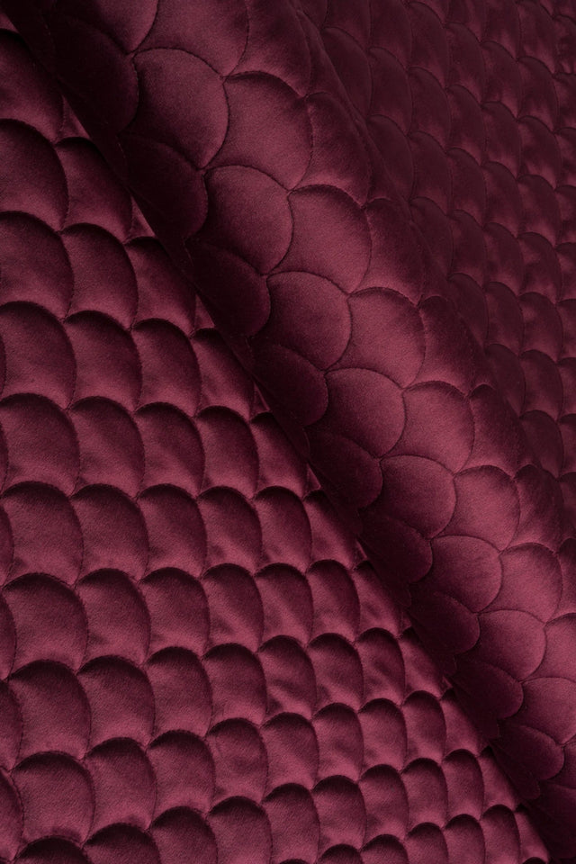 DYB BORDEAUXRØD MAGIC VELVET 3D – QUILTET VELOUR MED SKÆLMØNSTER