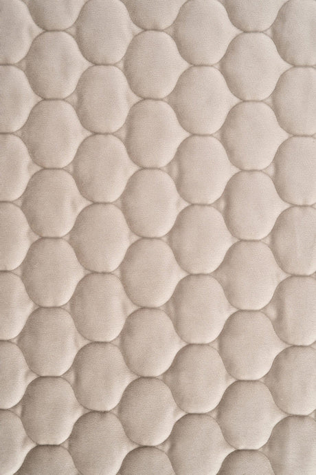 VARM SANDBEIGE MAGIC VELVET 3D – QUILTET VELOUR MED DRÅBEMØNSTER