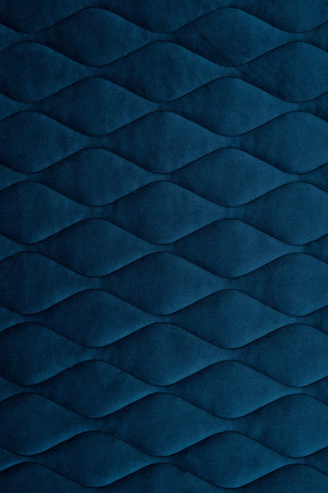 MØRK PETROLBLÅ MAGIC VELVET 3D – QUILTET VELOUR MED BLADMØNSTER