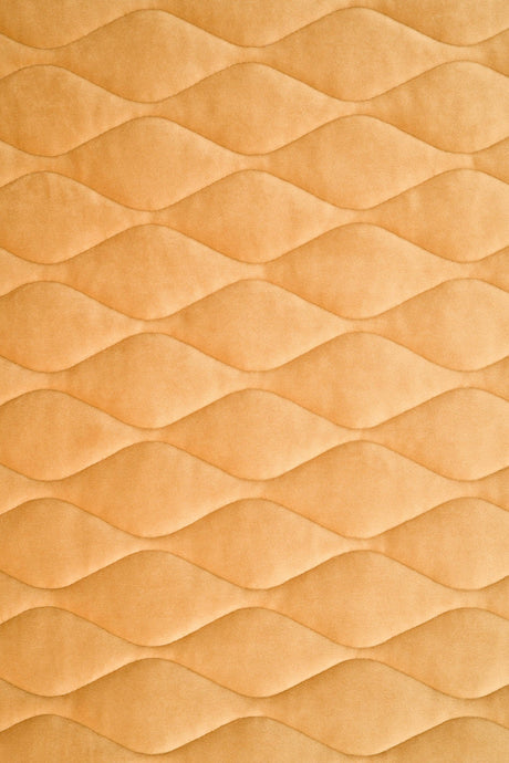 VARM HONNINGGUL MAGIC VELVET 3D – QUILTET VELOUR MED BLADMØNSTER