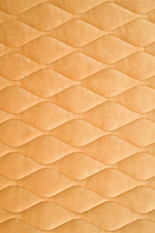 VARM HONNINGGUL MAGIC VELVET 3D – QUILTET VELOUR MED BLADMØNSTER