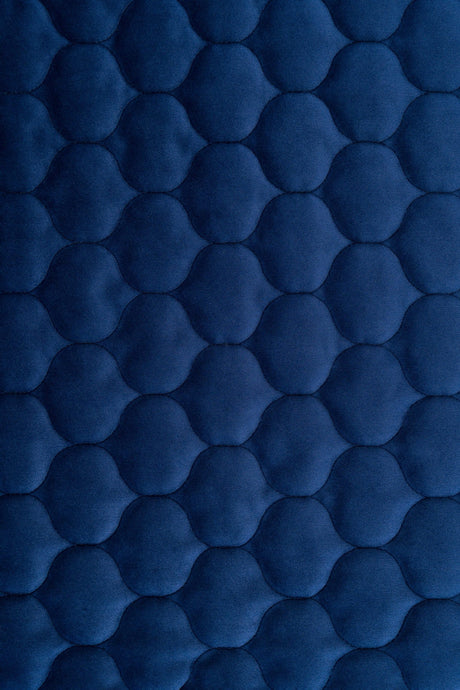 KLASSISK MARINEBLÅ MAGIC VELVET 3D – QUILTET VELOUR MED DRÅBEMØNSTER