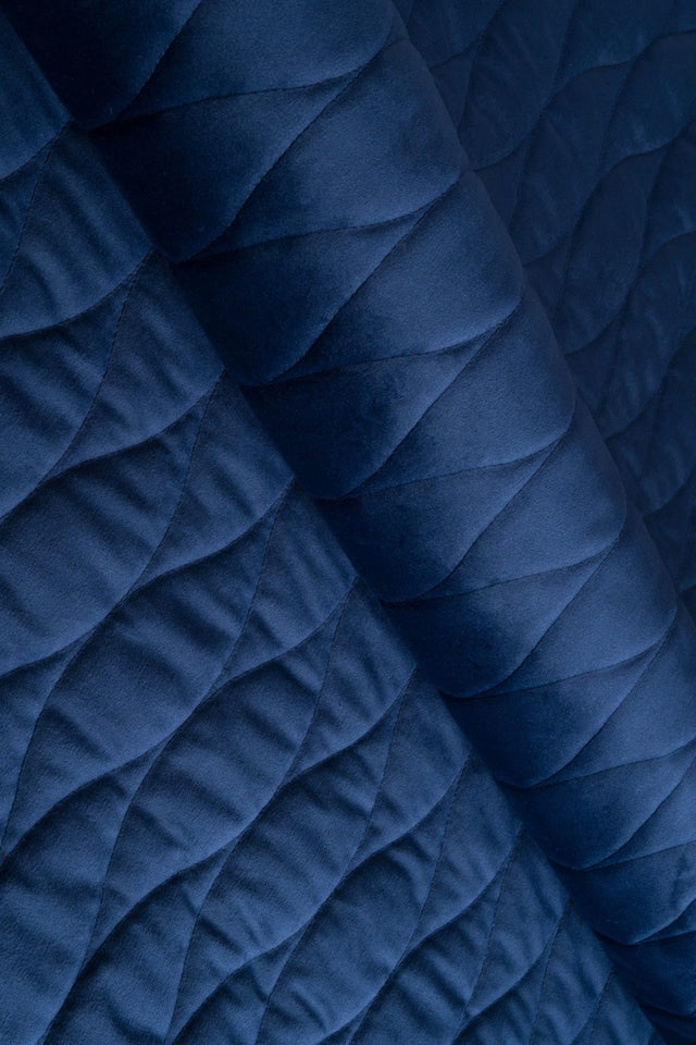 KLASSISK MARINEBLÅ MAGIC VELVET 3D – QUILTET VELOUR MED BØLGEMØNSTER