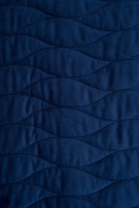 KLASSISK MARINEBLÅ MAGIC VELVET 3D – QUILTET VELOUR MED BØLGEMØNSTER