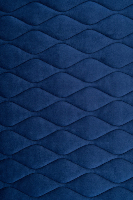 KLASSISK MARINEBLÅ MAGIC VELVET 3D – QUILTET VELOUR MED BLADMØNSTER