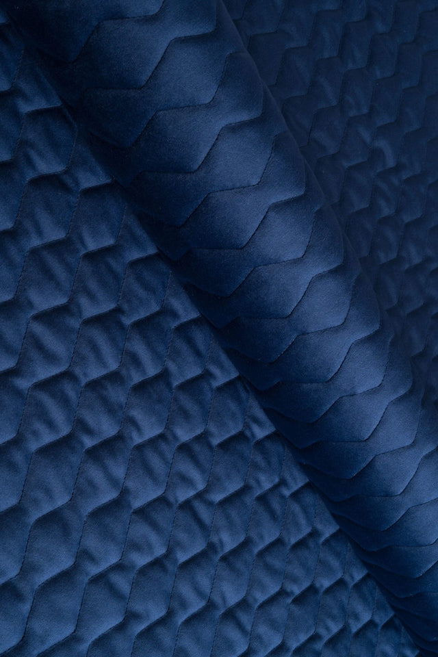 KLASSISK MARINEBLÅ MAGIC VELVET 3D – QUILTET VELOUR MED ZIGZAGMØNSTER