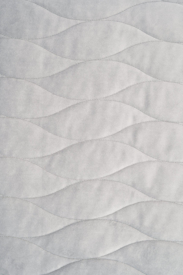 LYS SØLVGRÅ MAGIC VELVET 3D – QUILTET VELOUR MED BØLGEMØNSTER