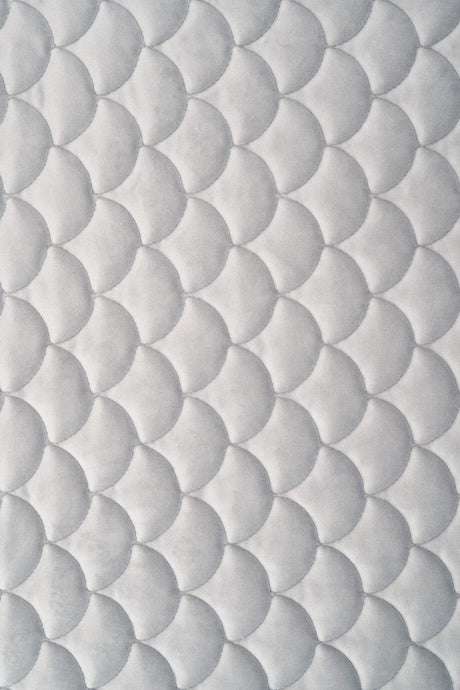 LYS SØLVGRÅ MAGIC VELVET 3D – QUILTET VELOUR MED SKÆLMØNSTER
