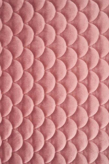 STØVET GAMMELROSA MAGIC VELVET 3D – QUILTET VELOUR MED SKÆLMØNSTER