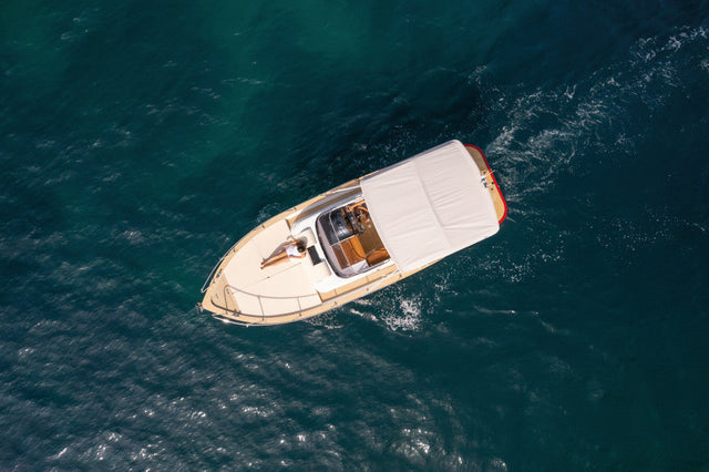 Motorbåd set fra luften med lys kalechedug over cockpittet - eksempel på anvendelsesmiljø; farve og finish kan afvige fra varen