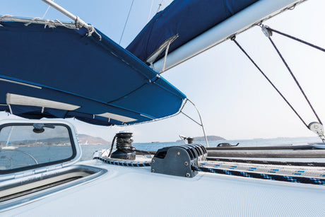 Sejlbåd med kaleche og sprayhood i akryldug, set fra dækket - eksempel på anvendelsesmiljø; farve og finish kan afvige fra varen