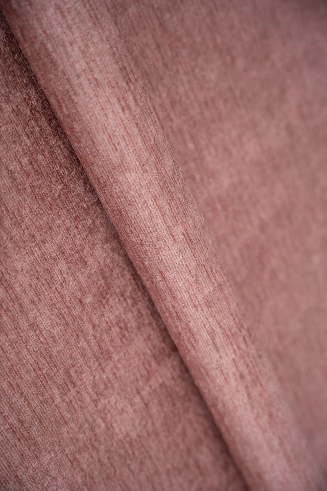 STØVET ROSA RUGIA MØBELSTOF – CHENILLE-LOOK & SLIDSTÆRK