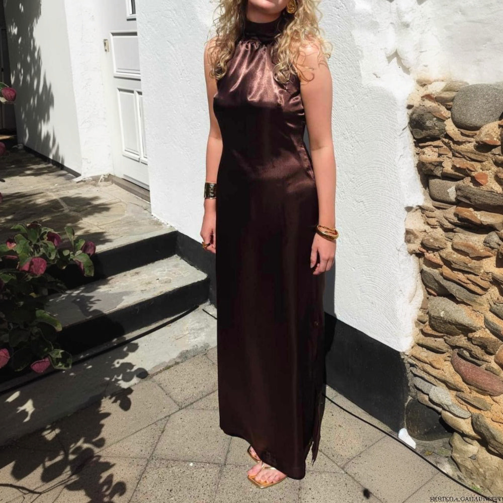 VINTAGE LYSERØD SATIN STOF – LET & GLANSFULDT