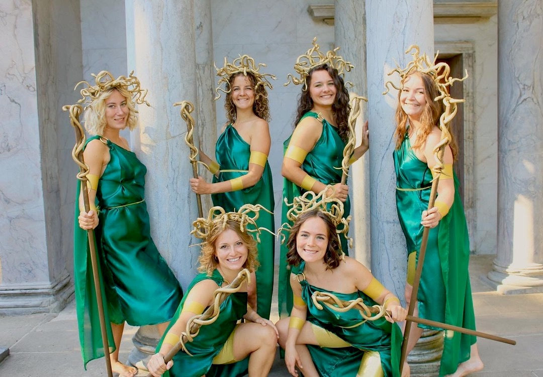 LYS MINTGRØN SATIN STOF – LET & GLANSFULDT