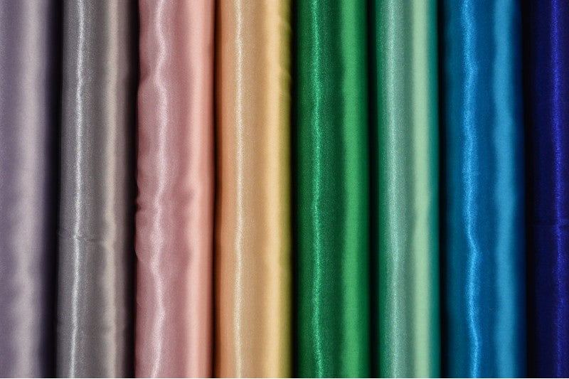 VINTAGE LYSERØD SATIN STOF – LET & GLANSFULDT