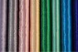 VINTAGE LYSERØD SATIN STOF – LET & GLANSFULDT