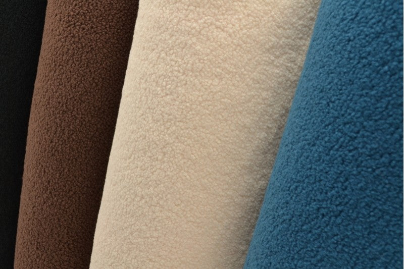 MØRKEGRÅ TEDDY STOF MED STRÆK – BLØDT & VARMEISOLERENDE