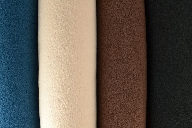 TAUPE TEDDY STOF MED STRÆK – BLØDT & VARMEISOLERENDE