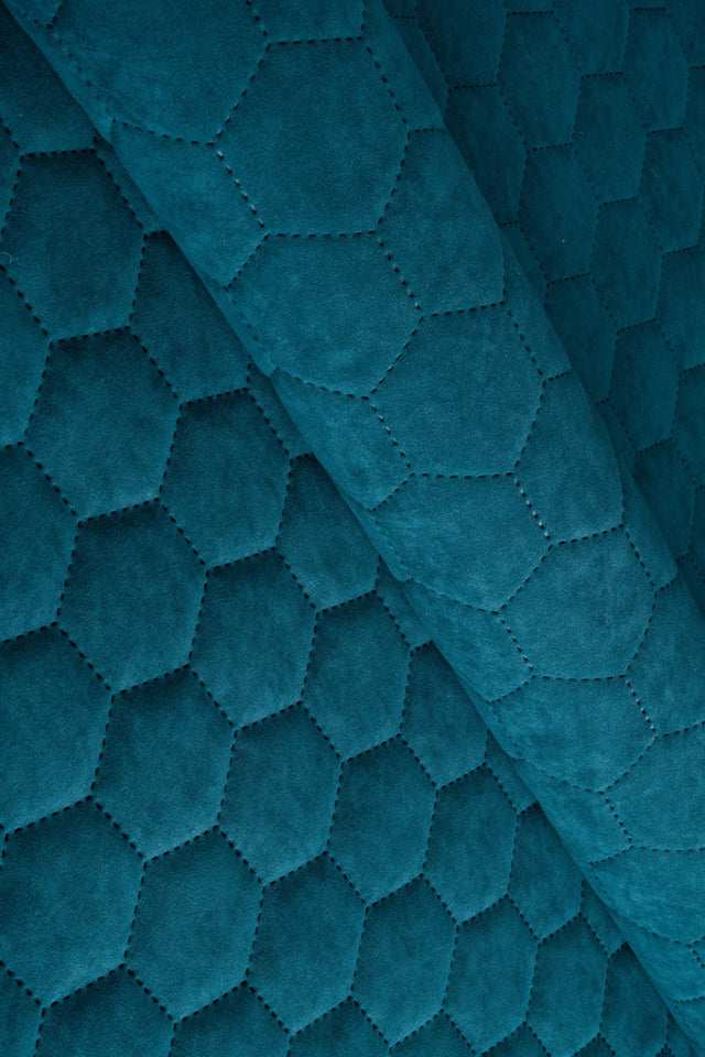MØRK FJORDBLÅ UTTARIO VELVET 3D – QUILTET VELOUR MED SEKSKANTMØNSTER