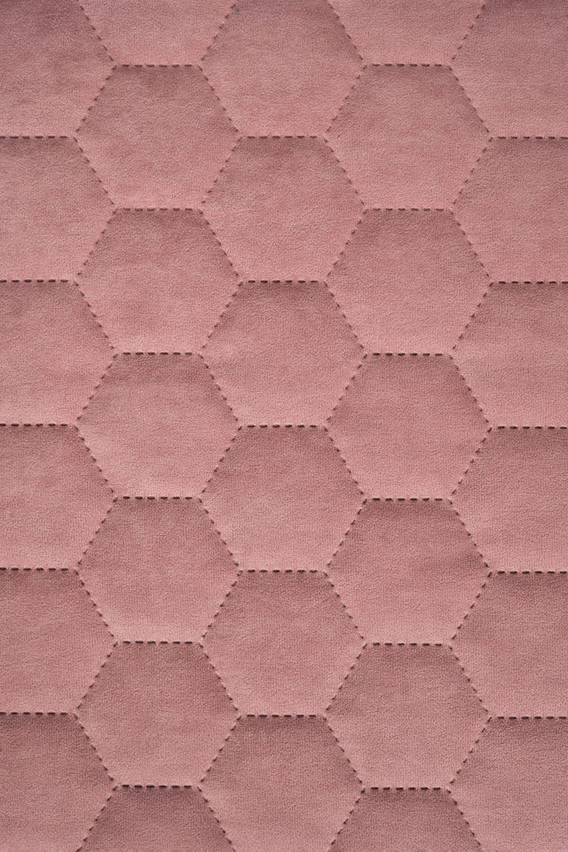 BLØD KORALROSA UTTARIO VELVET 3D – QUILTET VELOUR MED SEKSKANTMØNSTER