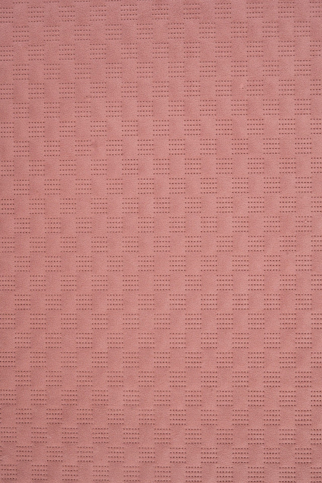 BLØD KORALROSA UTTARIO VELVET 3D – QUILTET VELOUR MED FINT BØLGEMØNSTER