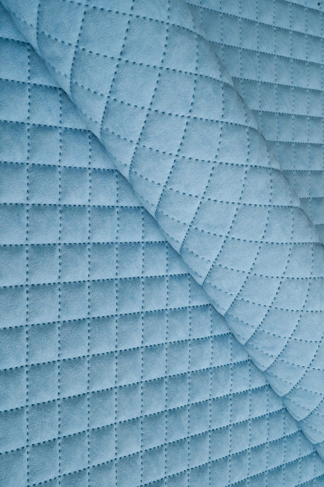 LYS HIMMELBLÅ UTTARIO VELVET 3D – QUILTET VELOUR MED RUDEMØNSTER