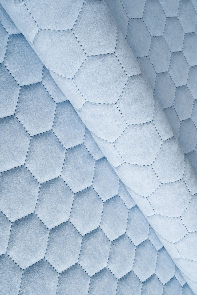 LYS HIMMELBLÅ UTTARIO VELVET 3D – QUILTET VELOUR MED SEKSKANTMØNSTER