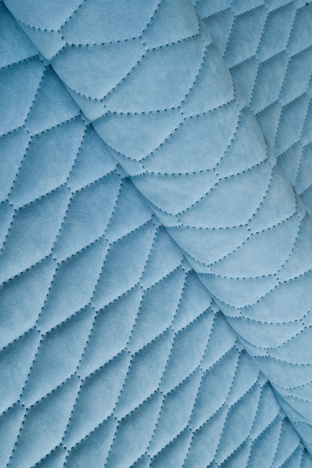 LYS HIMMELBLÅ UTTARIO VELVET 3D – QUILTET VELOUR MED BLADMØNSTER