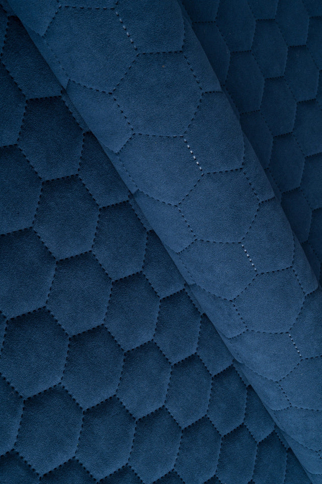 MØRK SAFIRBLÅ UTTARIO VELVET 3D – QUILTET VELOUR MED SEKSKANTMØNSTER