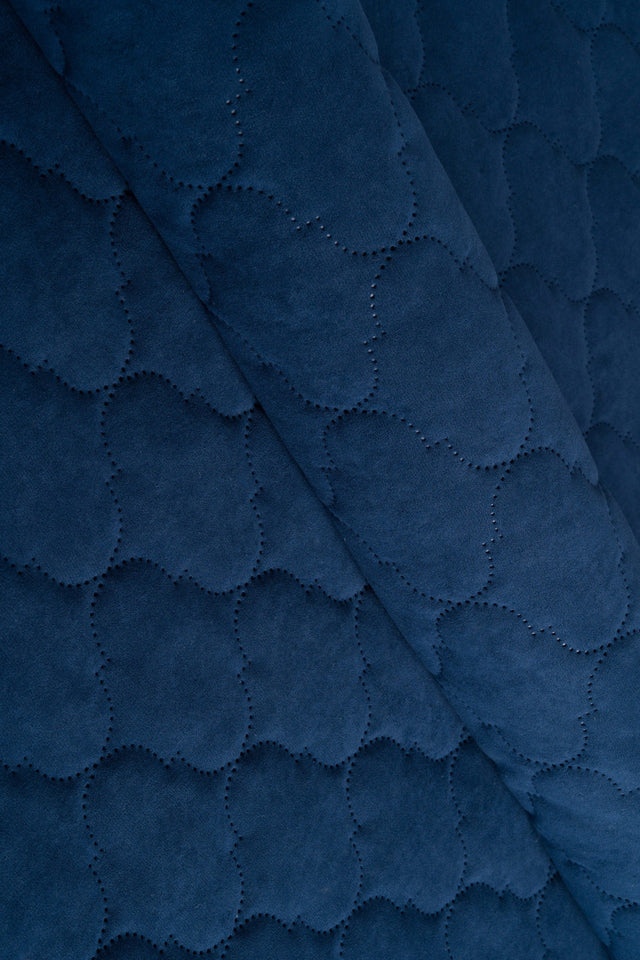 MØRK SAFIRBLÅ UTTARIO VELVET 3D – QUILTET VELOUR MED BOBLEMØNSTER