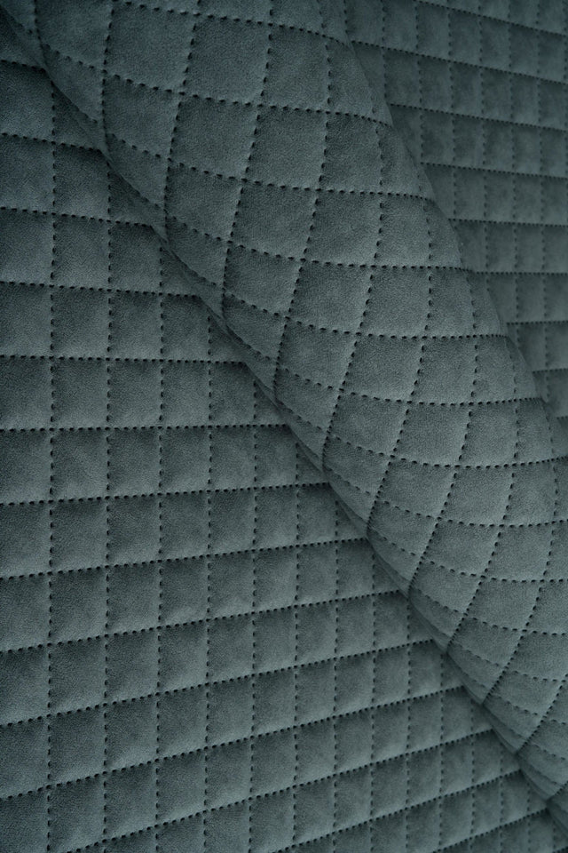 MØRK STORMGRÅ UTTARIO VELVET 3D – QUILTET VELOUR MED RUDEMØNSTER