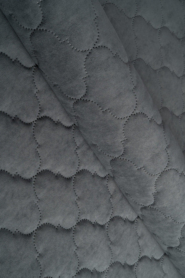 MØRK STORMGRÅ UTTARIO VELVET 3D – QUILTET VELOUR MED BOBLEMØNSTER