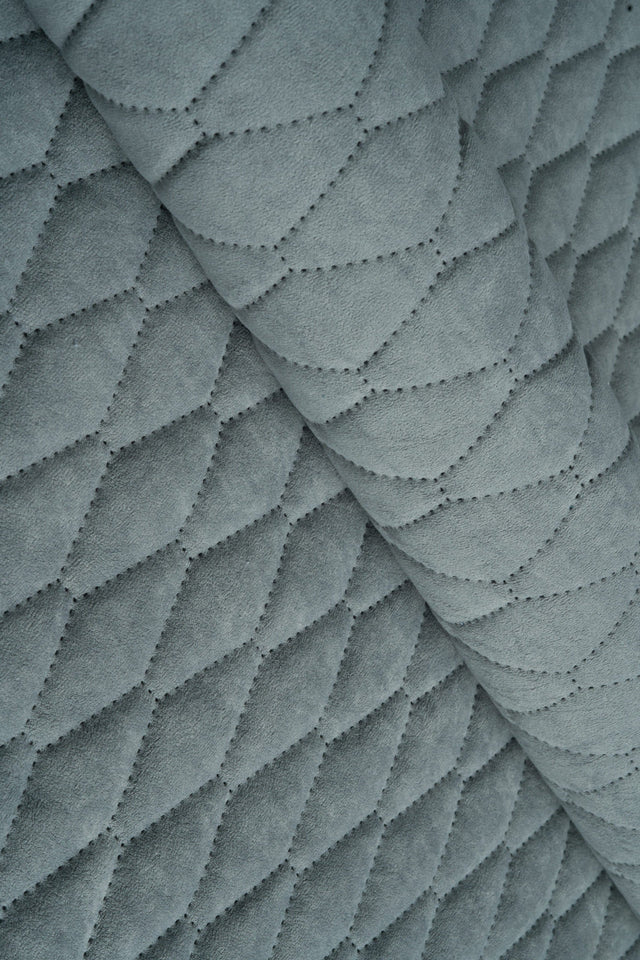 LYS TÅGEGRÅ UTTARIO VELVET 3D – QUILTET VELOUR MED BLADMØNSTER