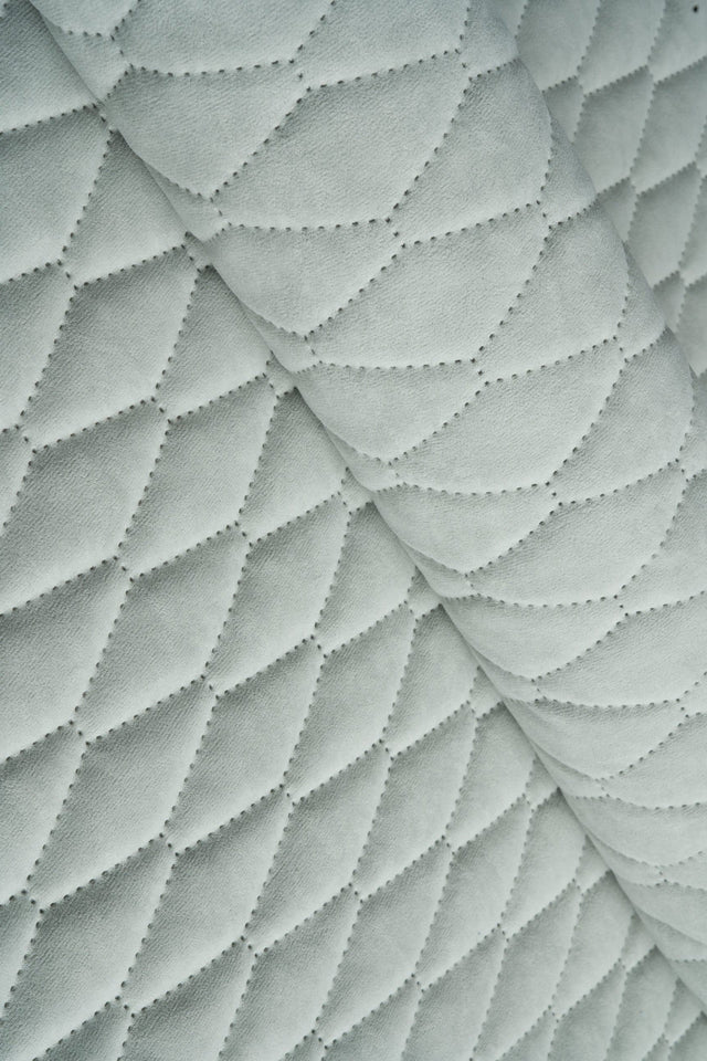 SART ISGRÅ UTTARIO VELVET 3D – QUILTET VELOUR MED BLADMØNSTER