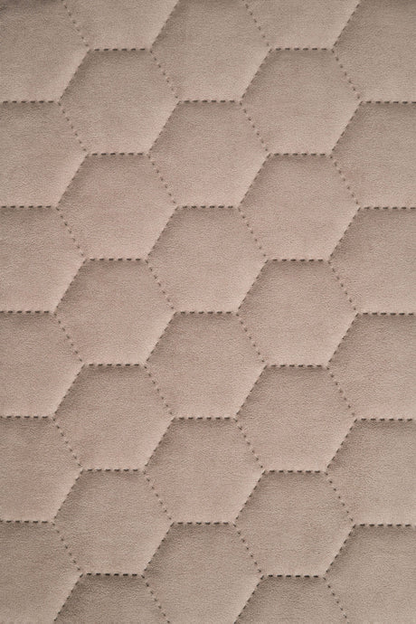 LUN KLITBEIGE UTTARIO VELVET 3D – QUILTET VELOUR MED SEKSKANTMØNSTER