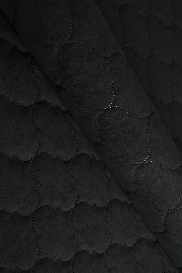 MØRK GRAFITSORT UTTARIO VELVET 3D – QUILTET VELOUR MED BOBLEMØNSTER