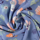 BLÅT VISKOSE STOF MED BLOMSTER OG SOMMERFUGLE PRINT