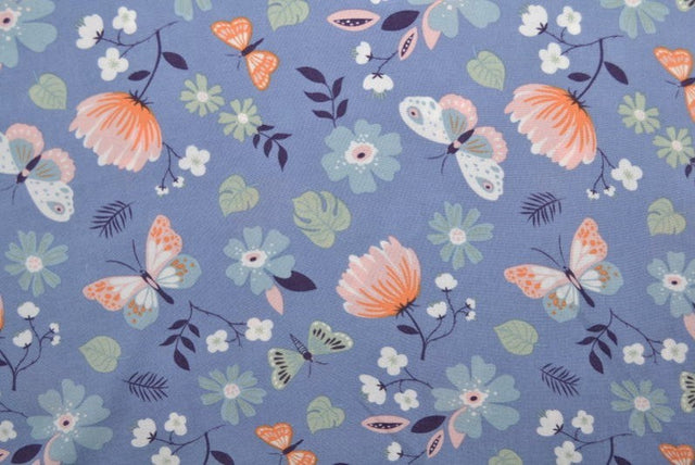 BLÅT VISKOSE STOF MED BLOMSTER OG SOMMERFUGLE PRINT – LET FALD & ELEGANT MAT GLANS