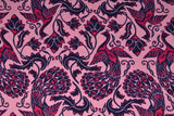 LYSERØDT VISKOSE STOF MED PÅFUGLE PRINT – LET FALD & ELEGANT MAT GLANS