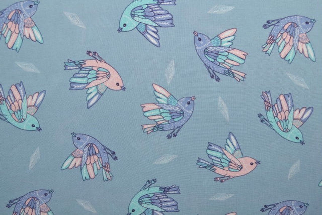 LYSEBLÅT VISKOSE STOF MED PASTEL FUGLE PRINT – LET FALD & ELEGANT MAT GLANS